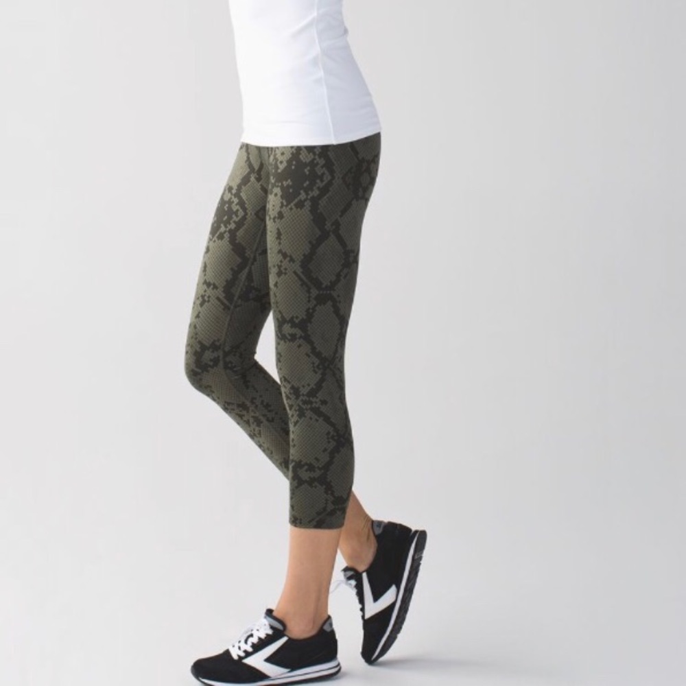 Lululemon Wunder Under snakeskin cropped Leggings